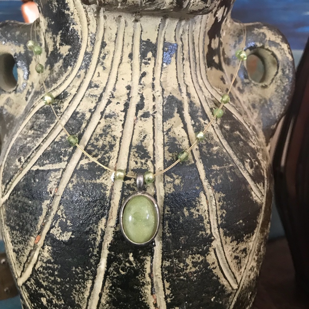 🆓 Necklace with green pendant